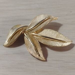 Trifari Gold Leaf Brooch Classic Nature-Inspired Design